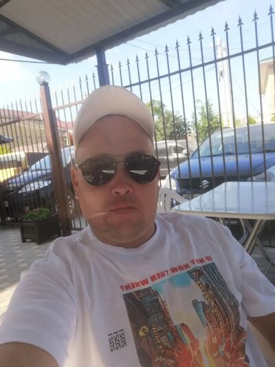  ,   Fanis, 44 ,  