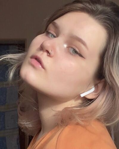  ,   Alice, 22 ,     , c , 